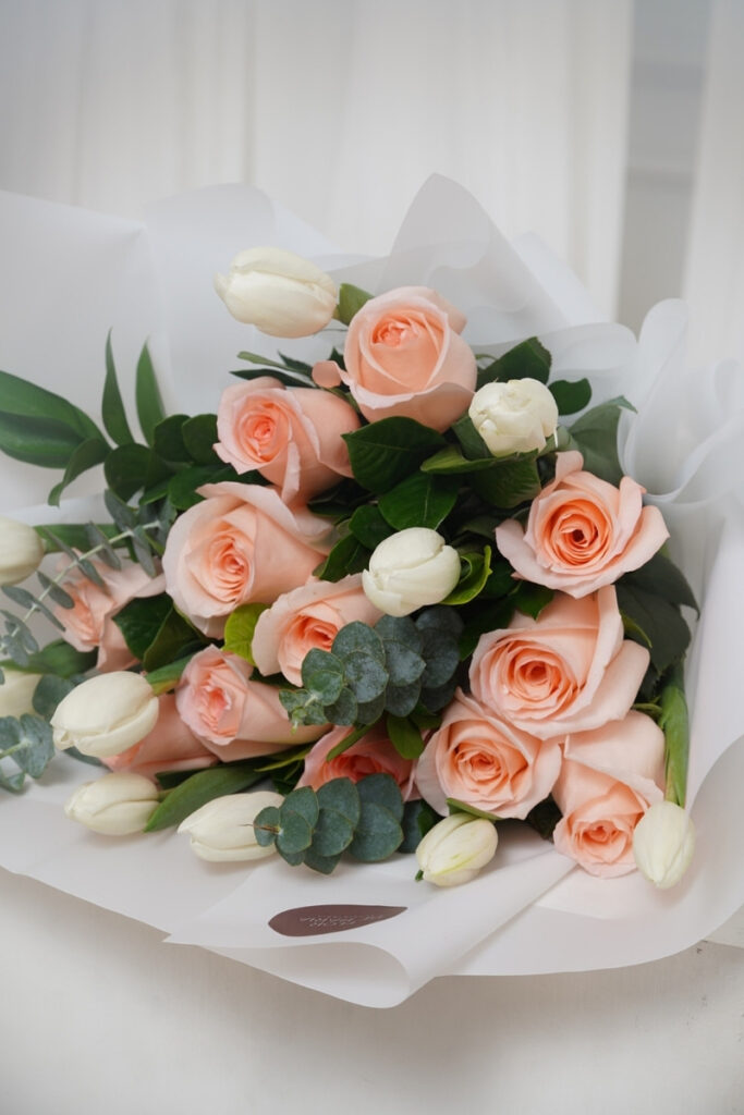 RAMO AMAR Y ZEN (TULIPANES BLANCOS + ROSAS ROSADAS)