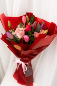 RAMO AMAR Y ZEN (TULIPANES MULTICOLORES + ROSAS)