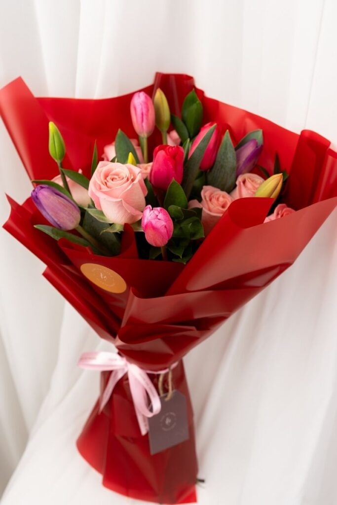 RAMO AMAR Y ZEN (TULIPANES MULTICOLORES + ROSAS)